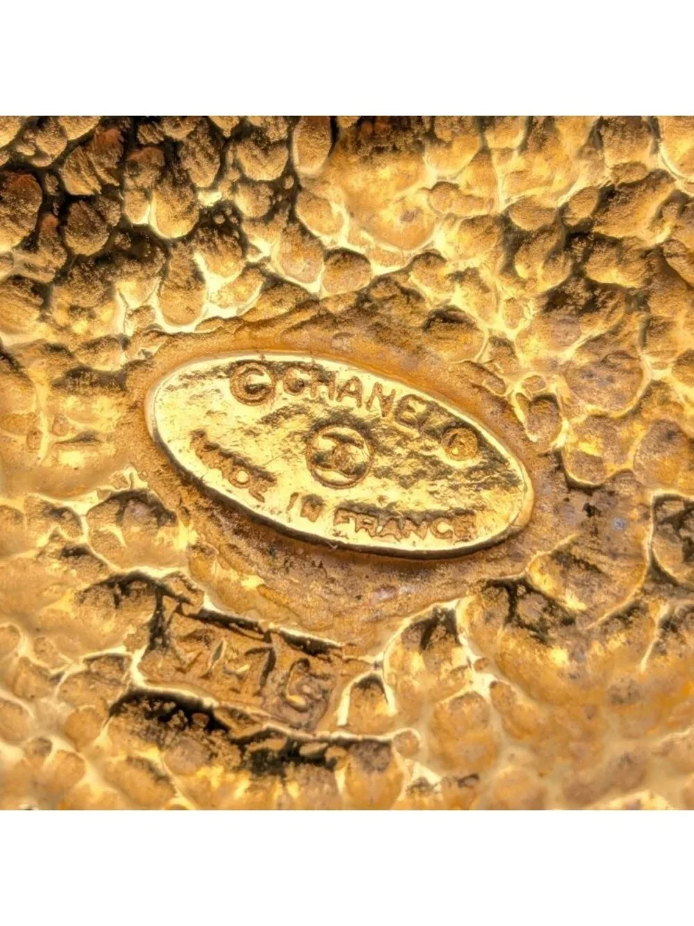 CHANEL brooch cc
